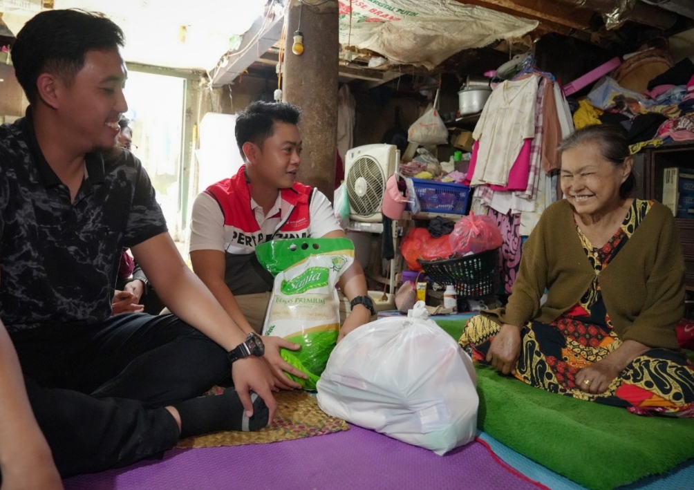 Sedekah Pekerja Kilang Pertamina Plaju Ukir Senyum Masyarakat Terdampak Banjir di Kelurahan Bagus Kuning