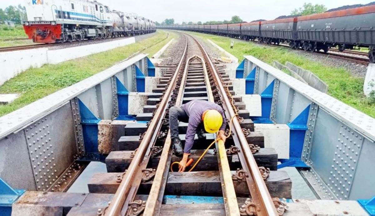 KAI Divre III Palembang Optimalkan Perawatan Jembatan untuk Kelancaran Perjalanan KeretaApi