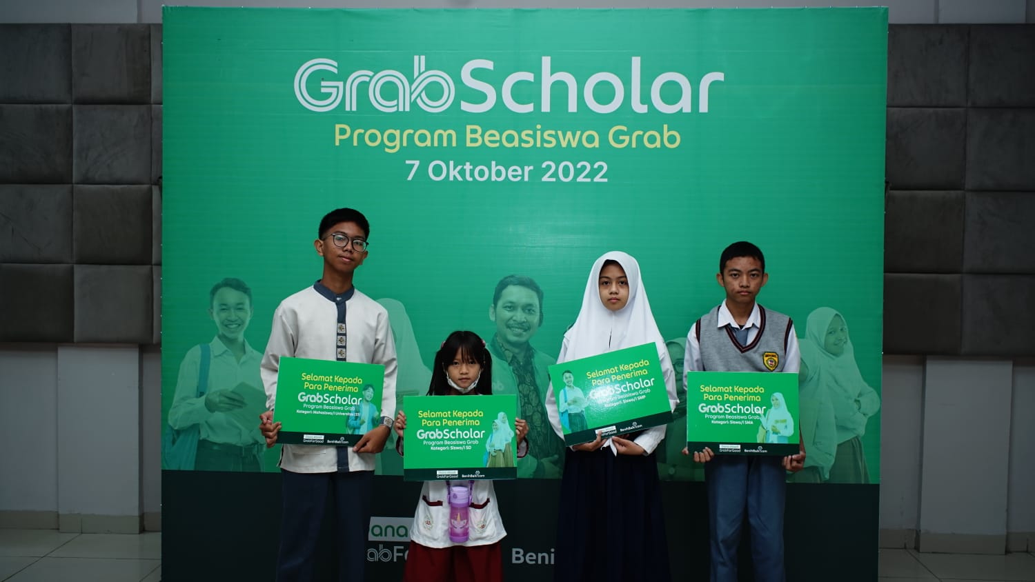 Grab Berikan Beasiswa Kepada Belasan Anak Mitra Berprestasi di Palembang 