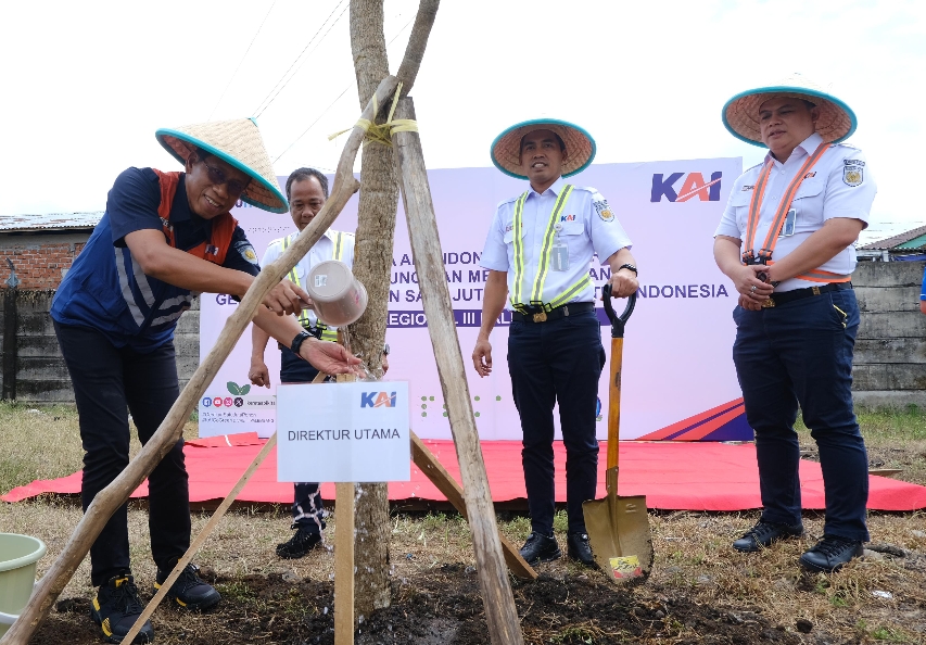 Dukung Pelestarian Lingkungan, Direktur Utama KAI Pimpin Gerakan Penanaman Sejuta Pohon di Divre III Palembang