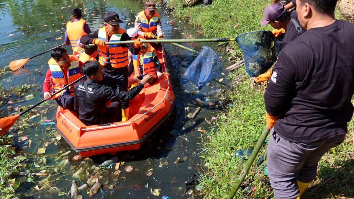 PLN Gelar Employee Green Involvement di Sungai Kelekar, Berhasil Kumpulkan 5 Ton Sampah Organik dan Anorganik