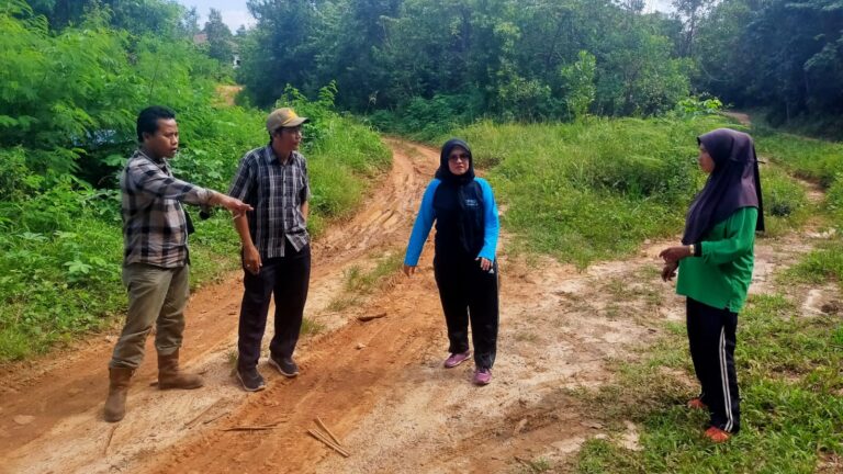 Akses Jalan Ligo Anak Petai Prabumulih Memprihatinkan, Beraspal Tanah Liat   