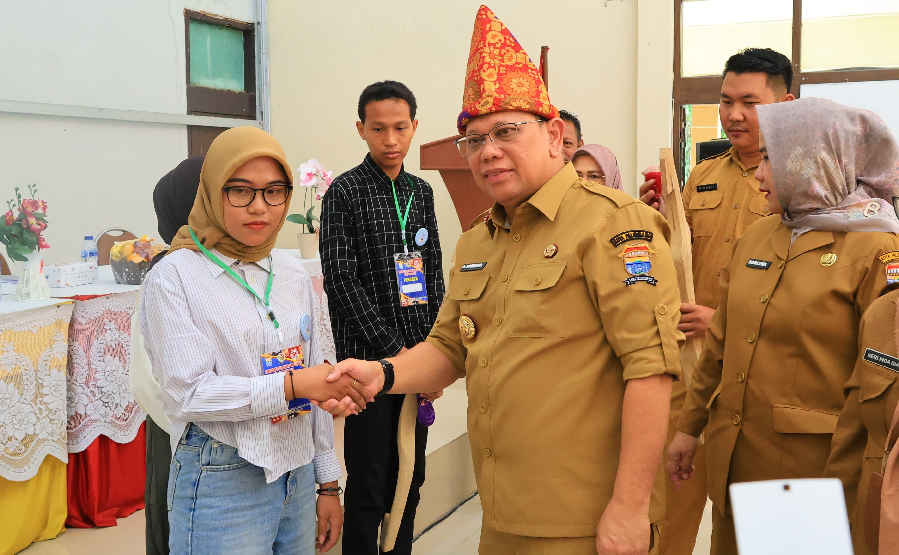 Pj Wali Kota Palembang Buka Pelatihan Tenun Songket Bagi Anak Putus Sekolah