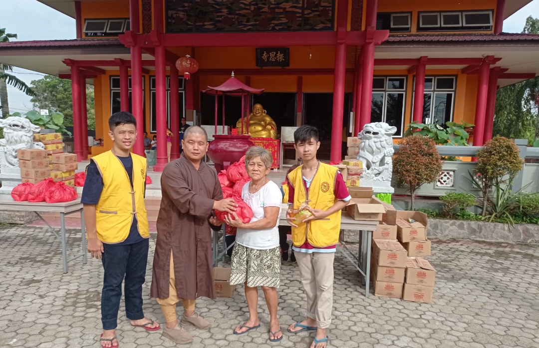 Vihara Prajna Shanty Bagikan 1.000 Paket Sembako