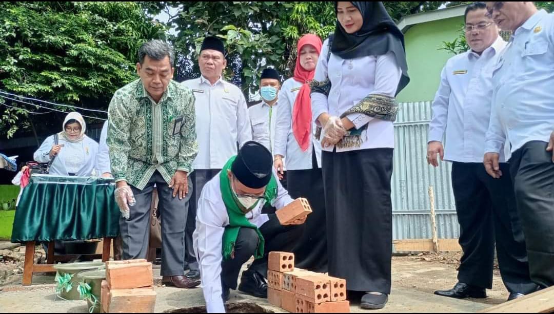 Kakanwil Letakkan Batu Pertama Bangun Lab dan Ruang Belajar MIN 2 Palembang