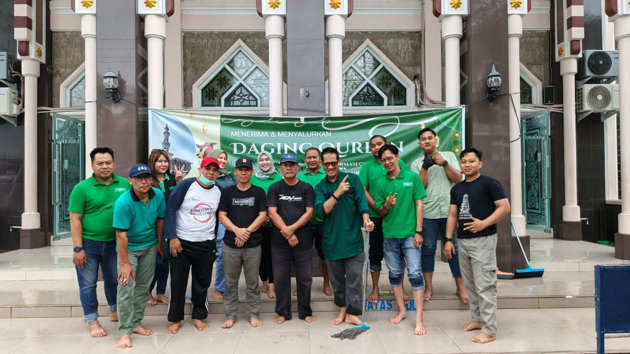 Jelang Idul Adha, Parkside's Hotel Palembang dan Warga Seroja Gotong Royong Bersih-bersih Masjid