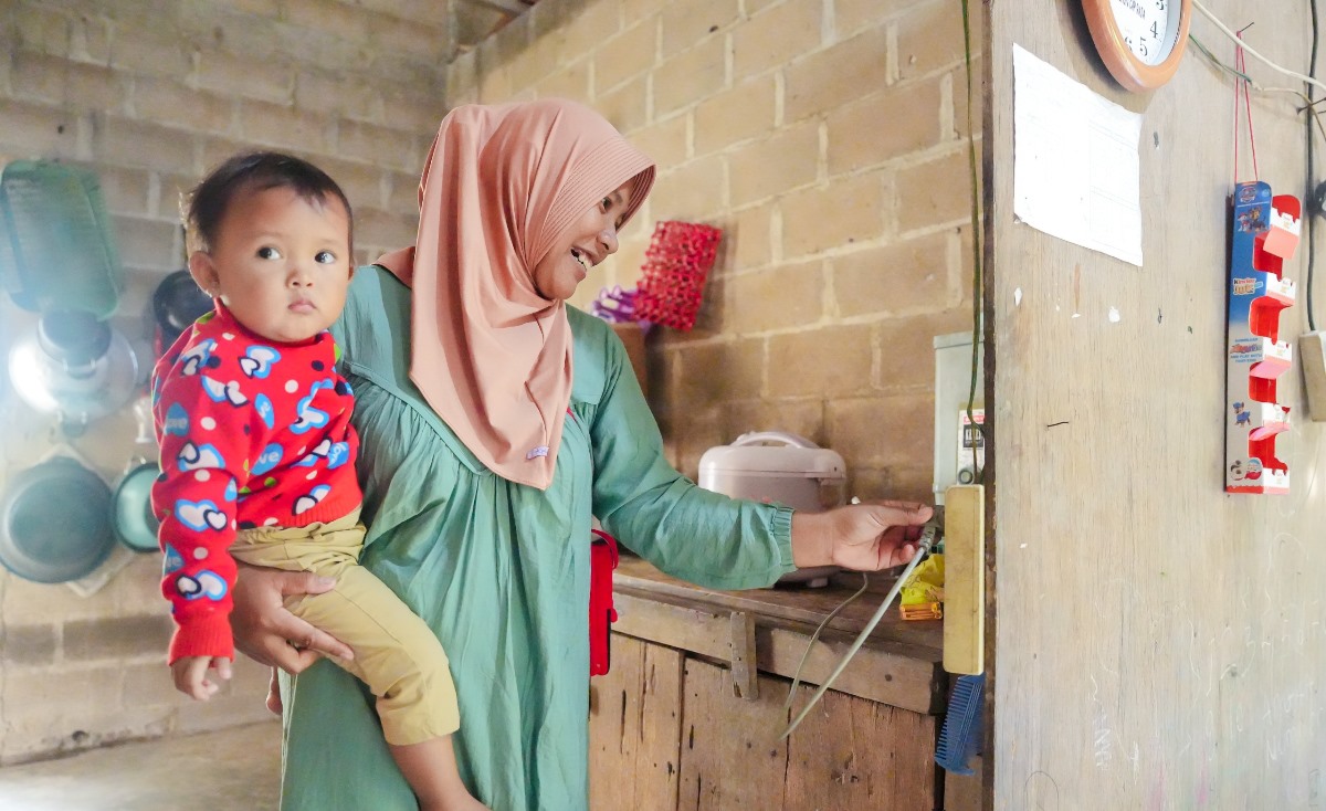 PLN UID S2JB Kembali Nyalakan 136 Sambungan Listrik Gratis Melalui Program Light Up The Dream