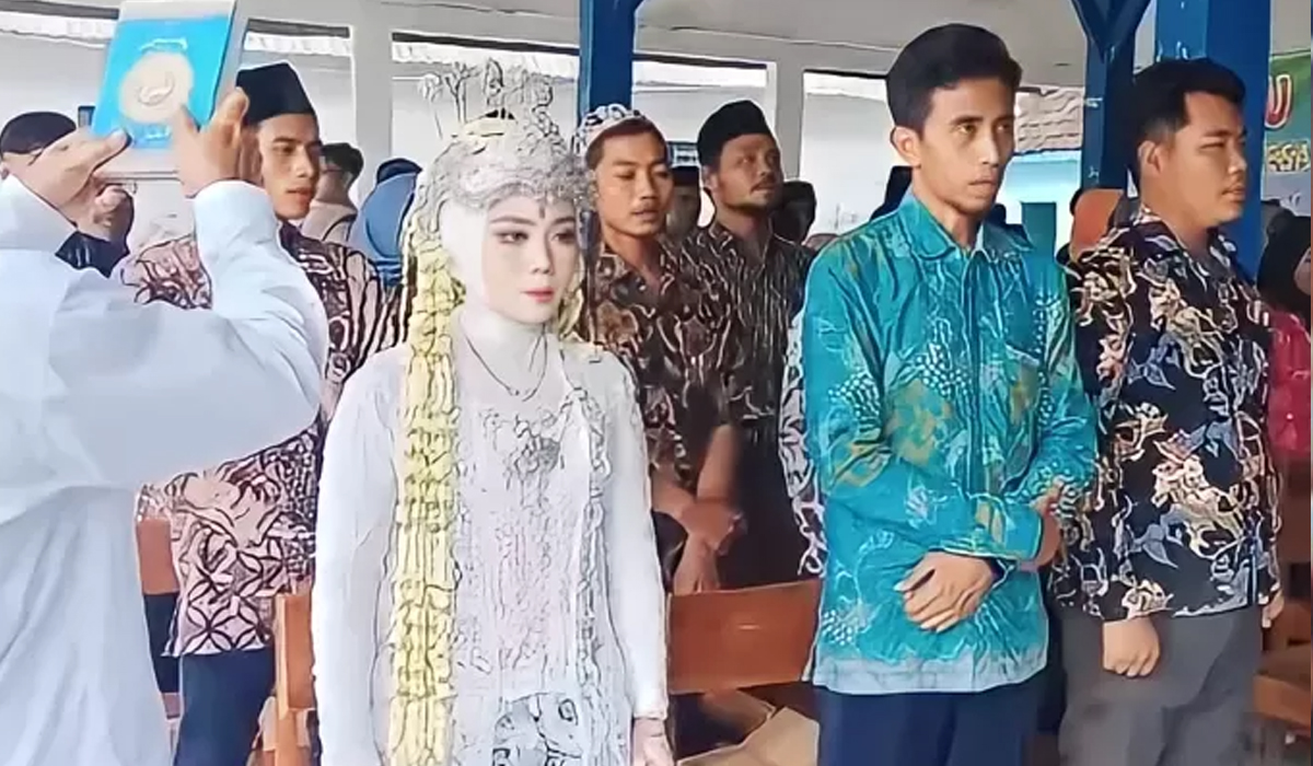 Viral! Wanita Ini Hadiri Pelantikan KPPS 2024 Pakai Baju Pengantin, Usai  Akad Nikah Langsung OTW