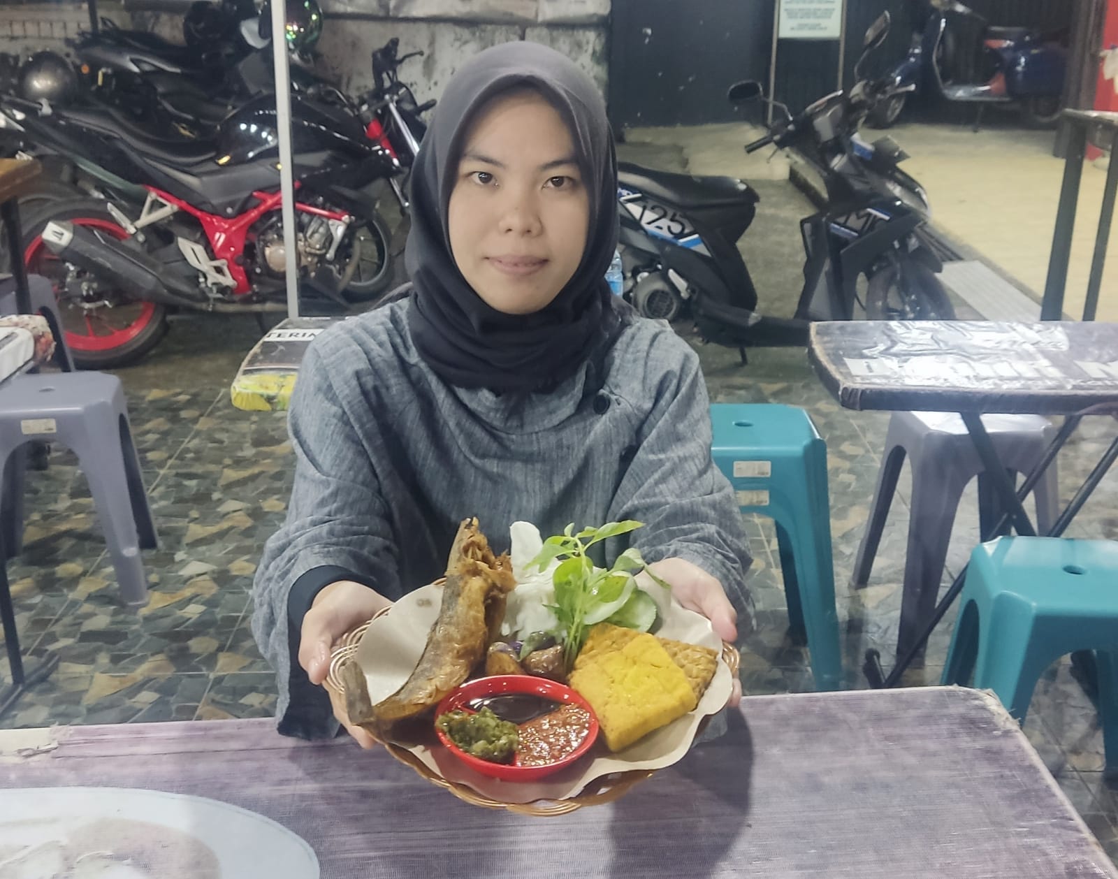 Makin Lengkap di Dapur Neka, Buka Pecel Lele Padang, Ini yang Bikin Beda!