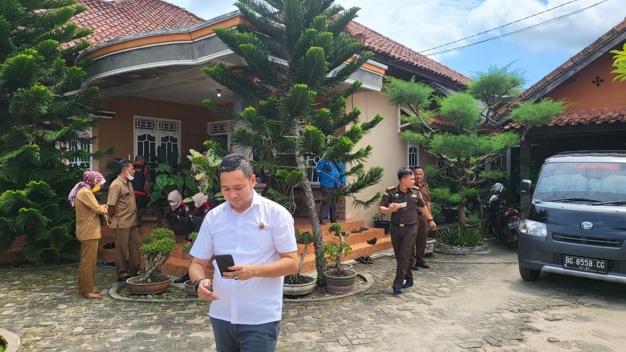 Kejari Prabumulih Cari Barang Bukti  Korupsi di Rumah DMS 