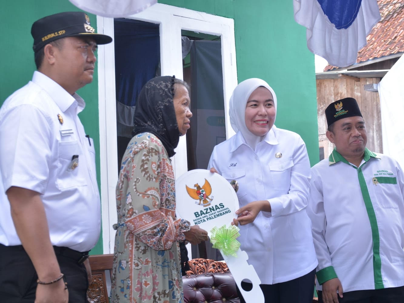 Pemkot Palembang via Baznas Bedah Rumah Romlah 