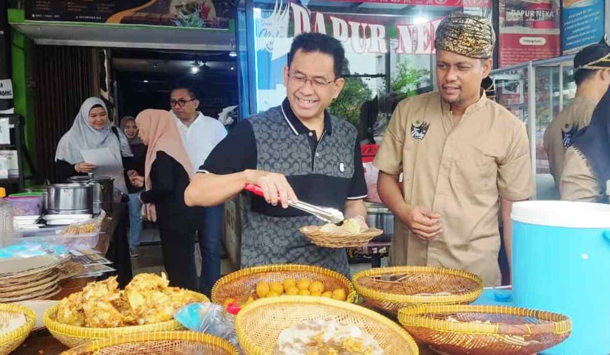 Sarapan di Street Food, Kepala OJK Sumsel Sebut Menu Minang Dapur Neka, Lamak Bana!