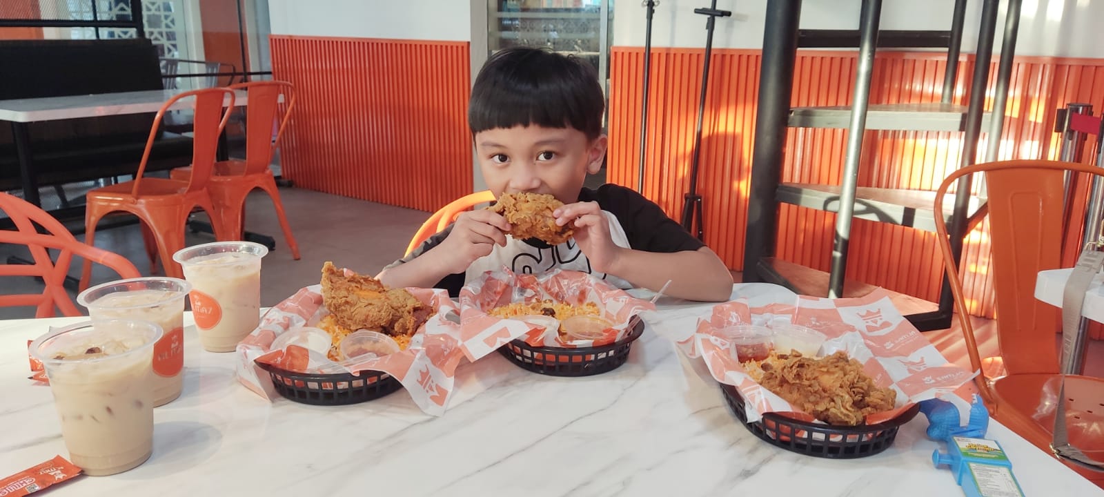 Makan di Almaz Fried Chicken Sambil Donasi, Wajib Coba Saudi Hot, Auto Bikin Kamu Ketagihan