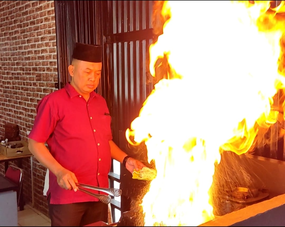 Jelalah Rasa dan Atraksi Menarik di Mie Bakar Palembang