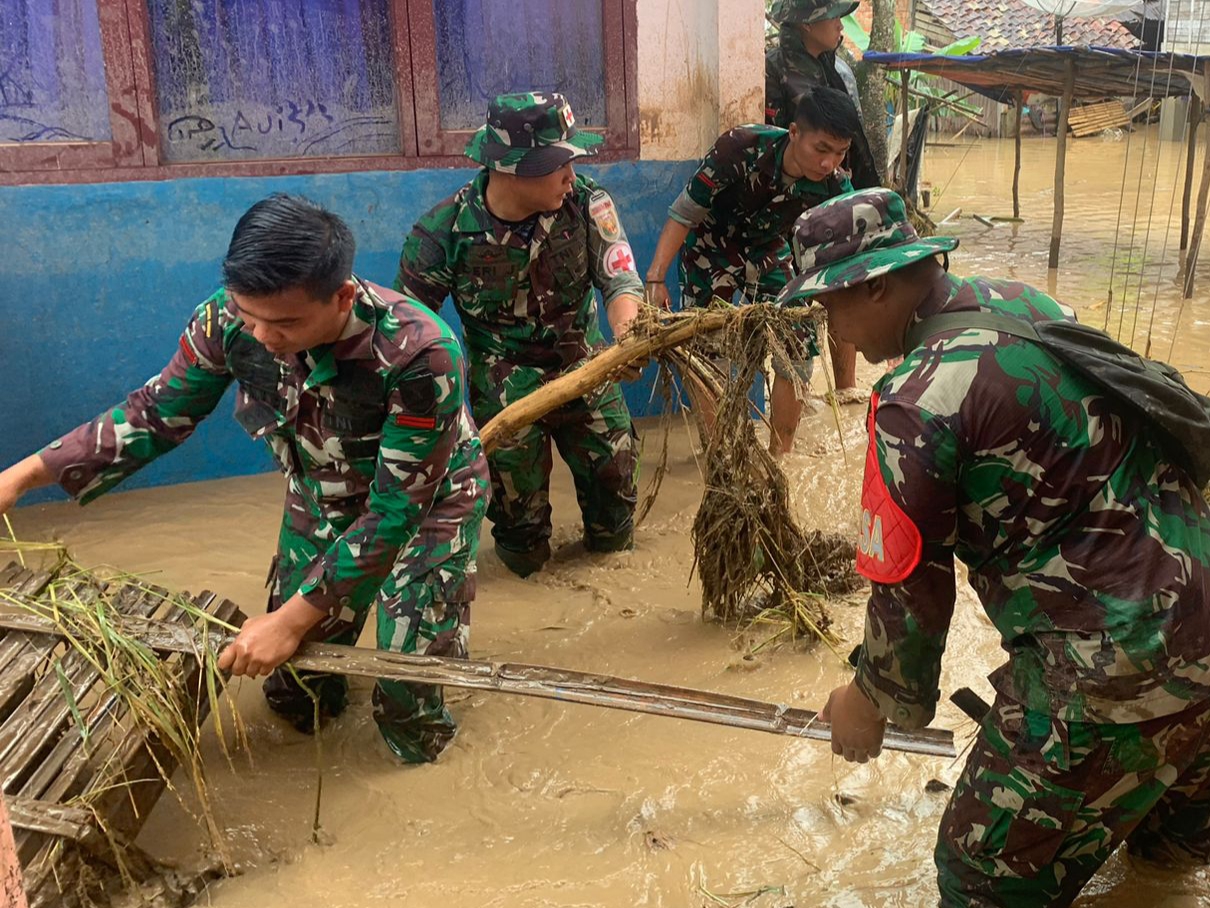 Prajurit Yonif I41/AYJP Bantu Masyarakat Terdampak Banjir Lahat di Desa Sepang