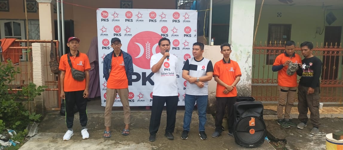 PKS Raup Simpati Dengan Senam dan Gotong Royong Musholla 