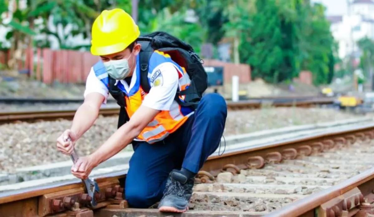 Peran Petugas Pemeriksa Jalur Rel Pastikan Keselamatan dan Keamanan Perjalanan KA Wilayah Divre III Palembang