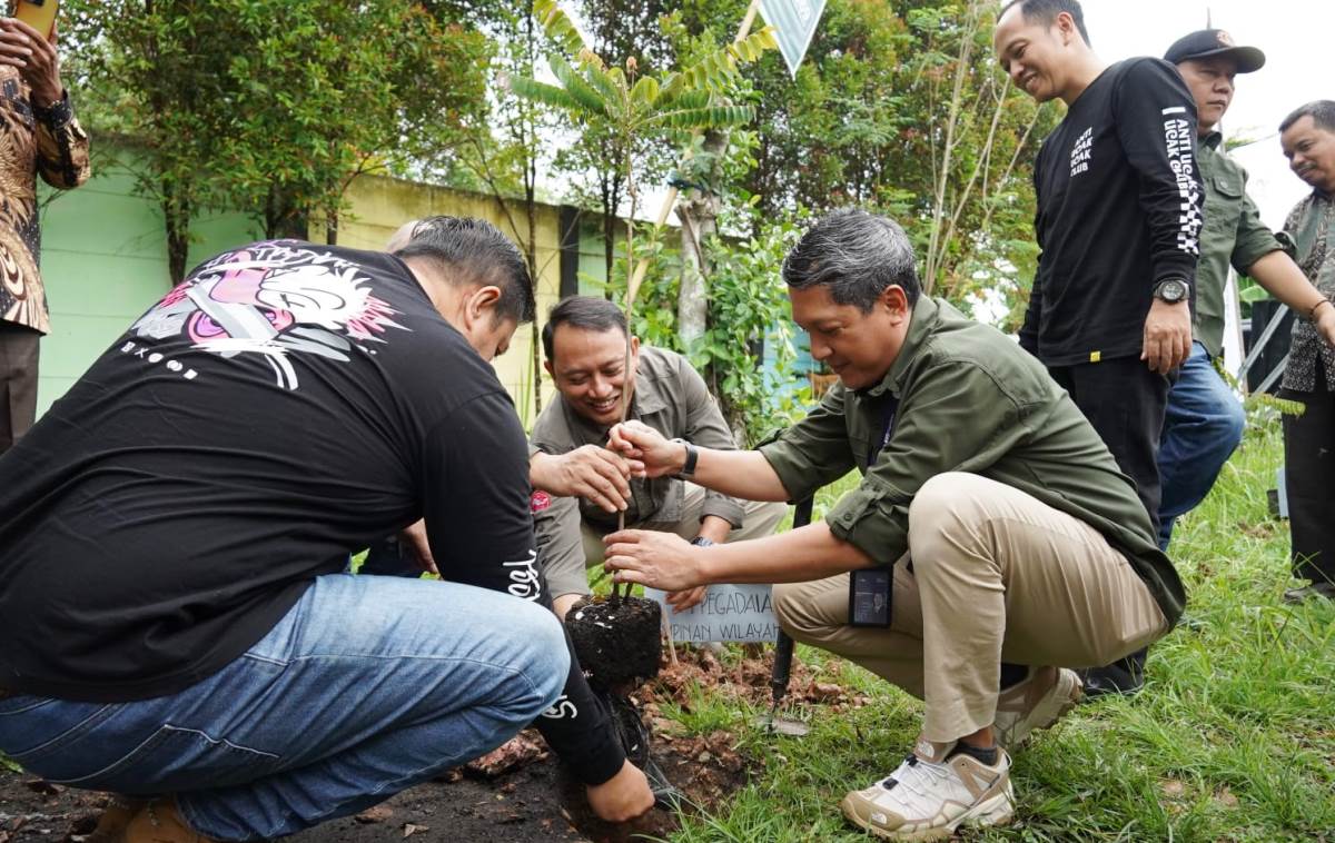 Jaga Kelestarian Lingkungan, PT Pegadaian Kanwil III Palembang Lakukan Aksi Tanam Pohon 