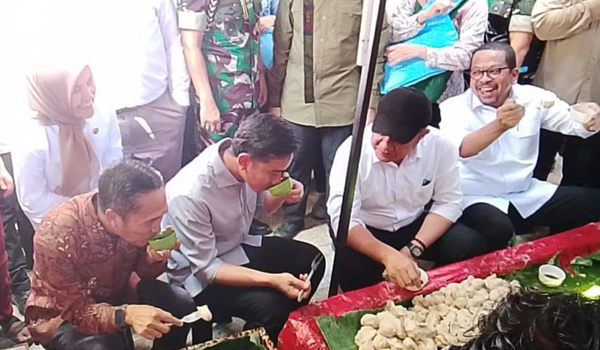Rela Bedesakan, Warga Palembang Ingin Liat Wapres Gibran Makan Pempek Tumpah 