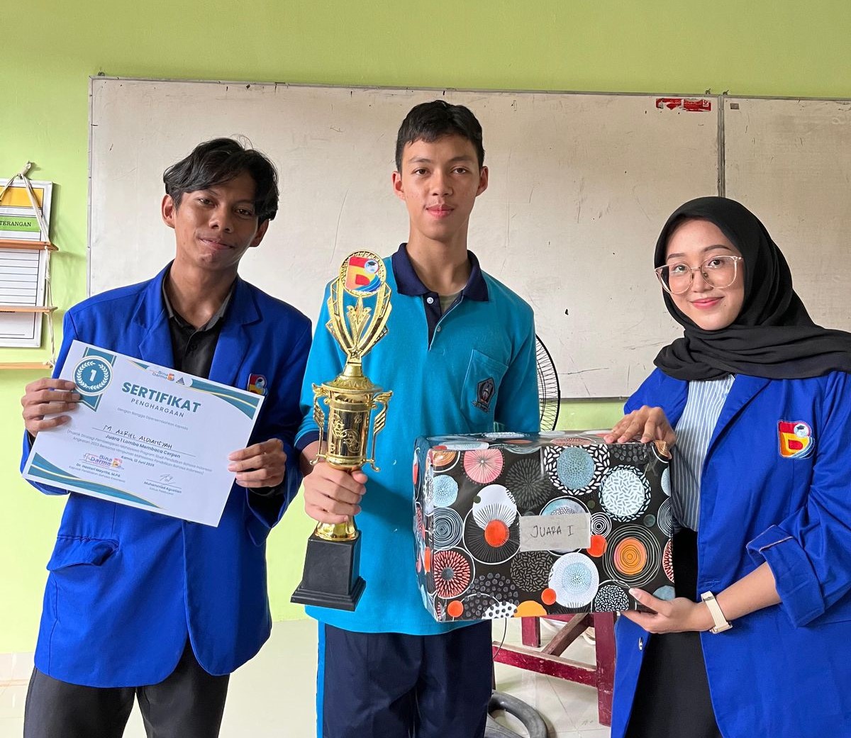 Dosen dan Mahasiswa Prodi Bahasa Indonesia UBD Lakukan Pendampingan di SMA Negeri 2 Palembang