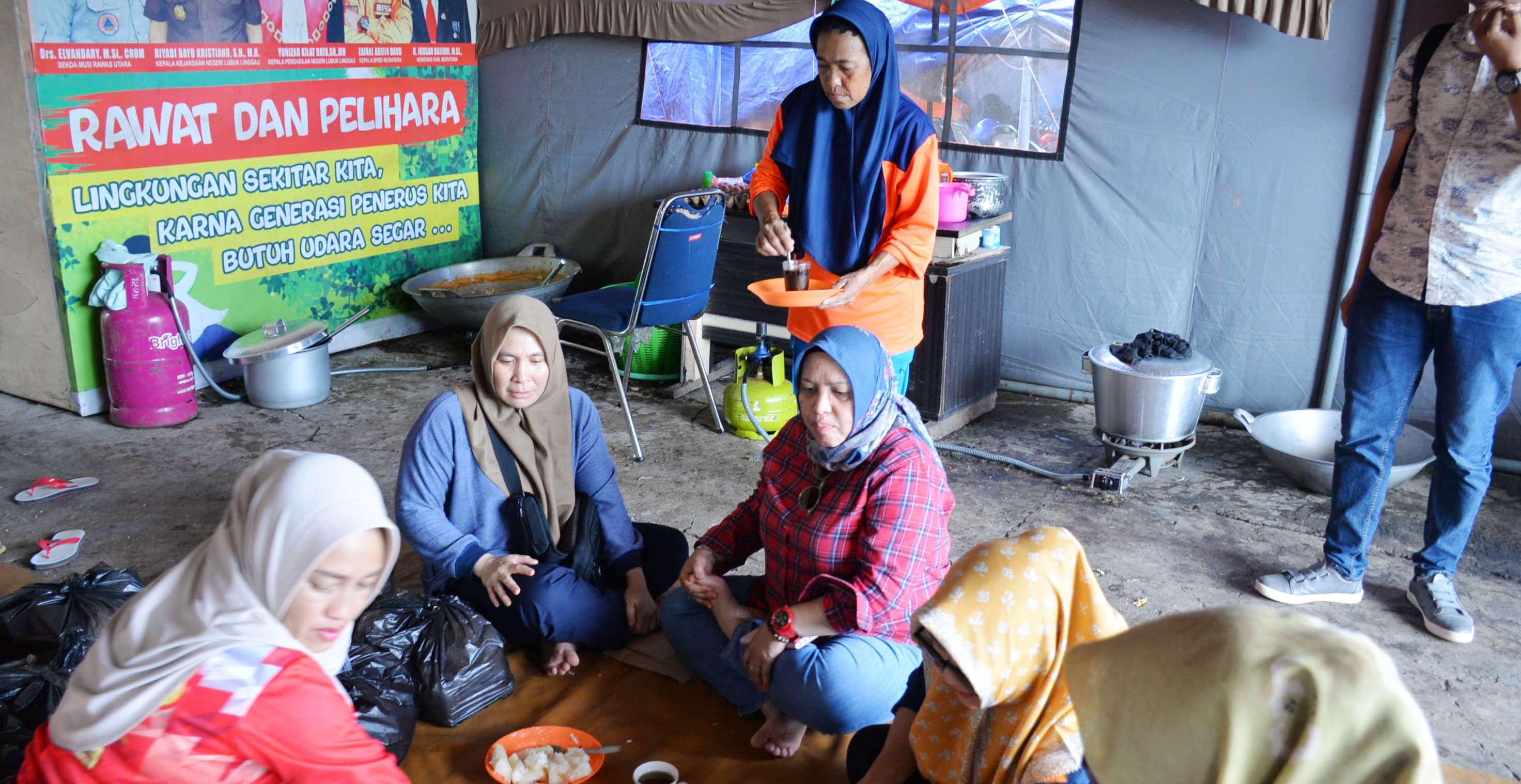Rita Suryani Bagikan Paket Sembako dan Nasi Bungkus kepada Korban Banjir Muratara, Beri Imbauan Khusus 
