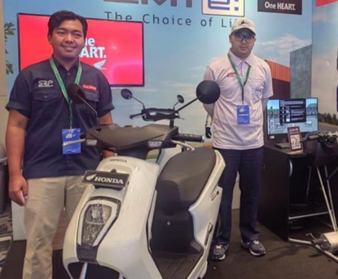 AHM Pamerkan Motor Listrik EM1 e: Varian Warna Putih di Ajang Hub Space 2024 JIExpo Kemayoran