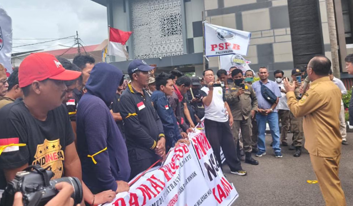 Temui Pendemo, Apriyadi Janji Cari Solusi Atruan Pembelian Solar dalam 2 Pekan