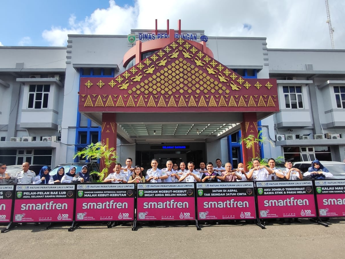 Smartfren Beri Bantuan Pembatas Jalan di Palembang