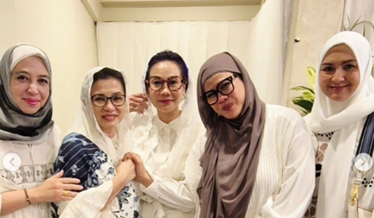 Pakai Hijab di Tahlil 7 Hari Rachmat Gobel, Donna Agnesia Mualaf?