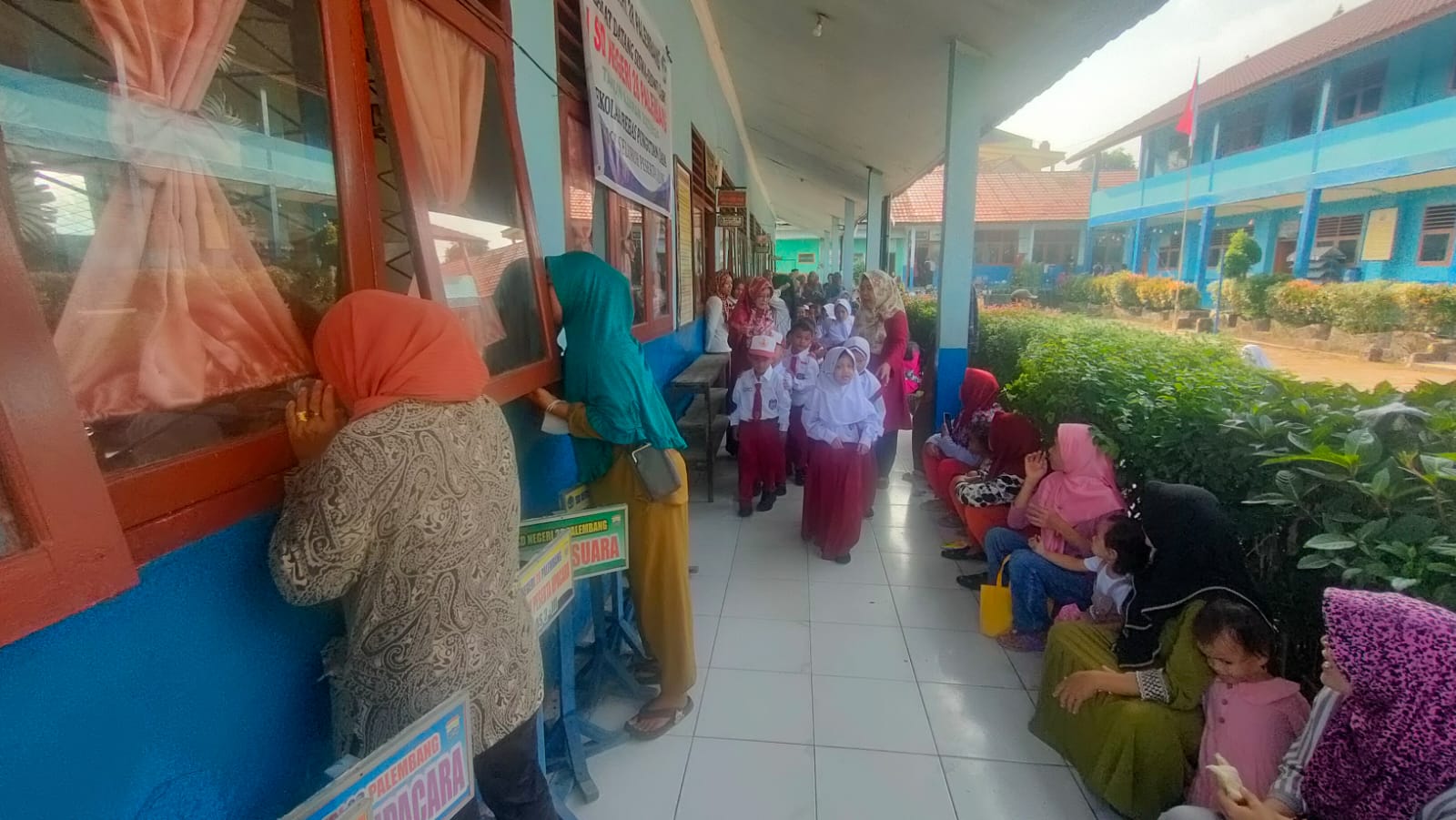 Usai PPDB Emak-emak Kembali Padati SD Negeri 028 Palembang di Hari Pertama Masuk Sekolah