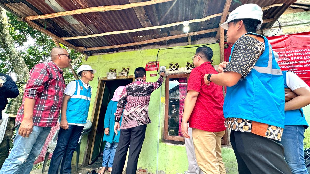 PLN UID S2JB Wujudkan Keadilan Energi, Serahkan Bantuan Pasang Baru Listrik untuk Masyarakat Lubuklinggau