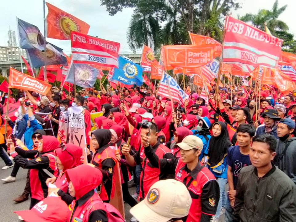 Demo Buruh di Palembang, Ini Orasinya Depan Gedung DPRD Sumsel !