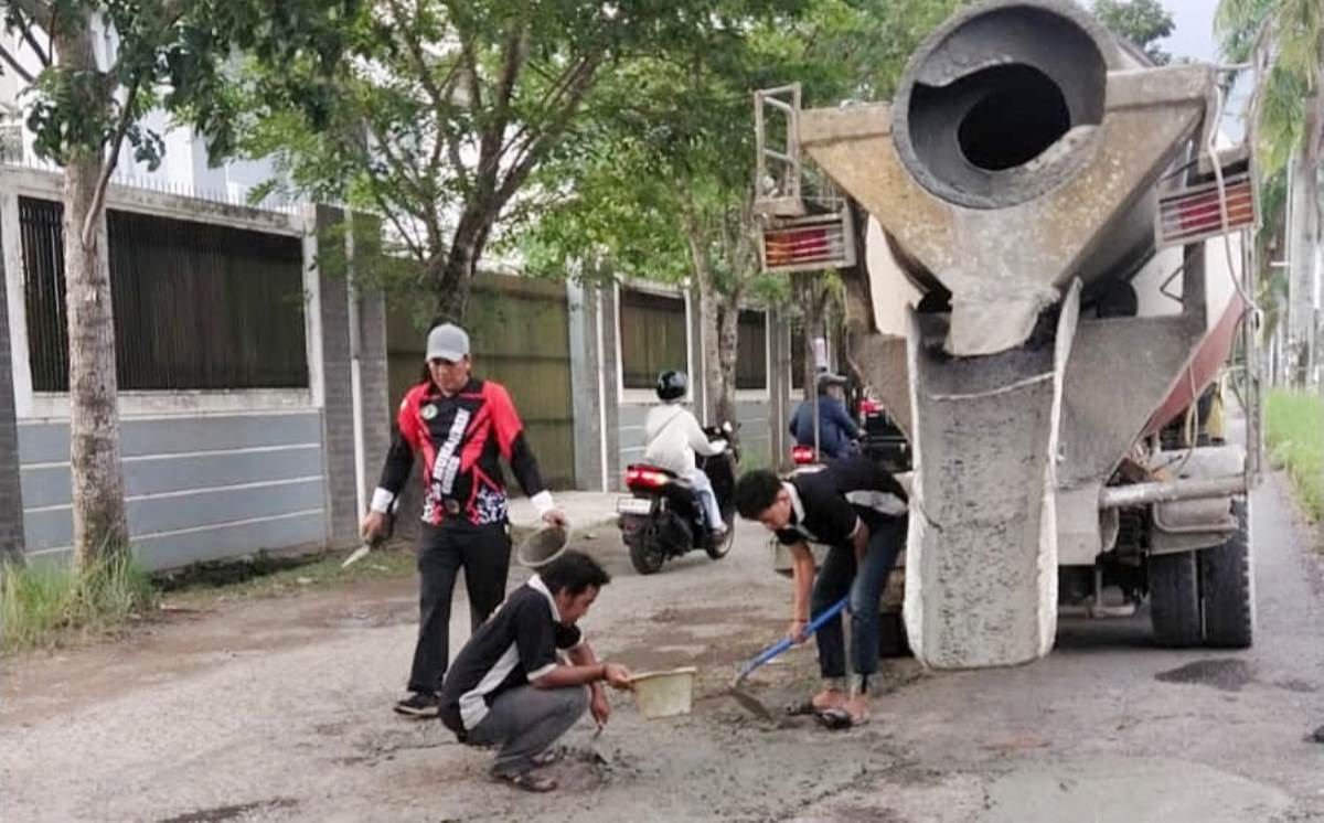 Jalan Tak Kunjung Diperbaiki, Warga Perumahan OPI Raya Jakabaring Urunan Dana Pribadi