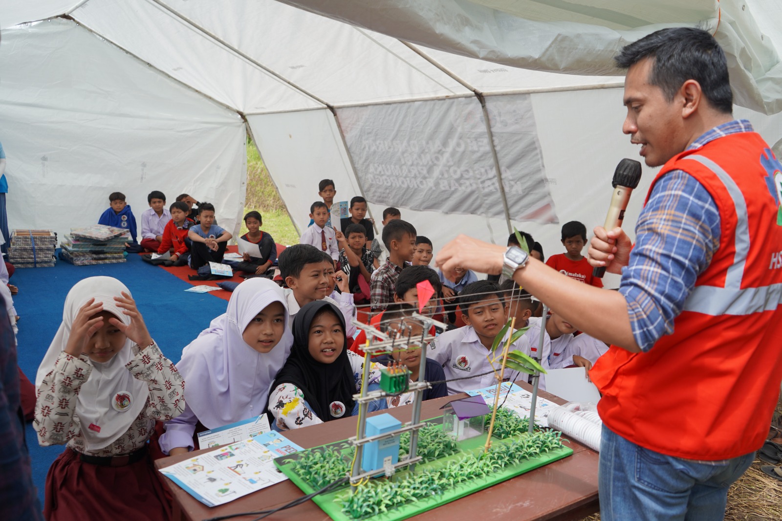 Peduli  dengan Anak-anak Korban   Gempa Cianjur, Pegawai PLN Mengajar di Sekolah Darurat