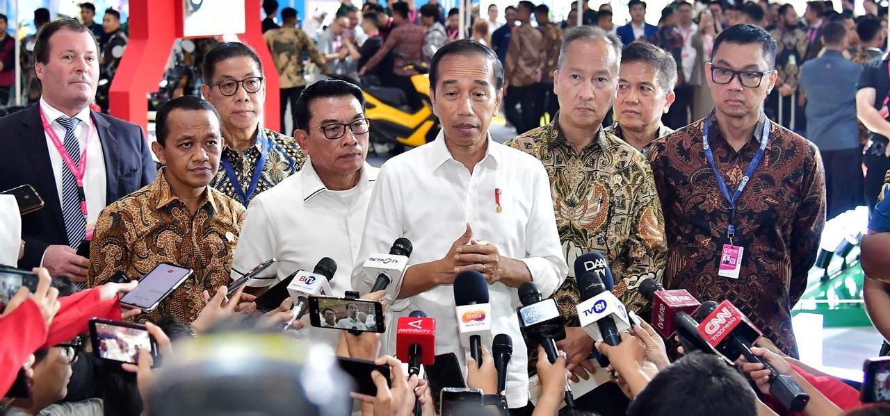 Dikunjungi Presiden Jokowi, Dirut PLN Paparkan Kesiapan Ekosistem Kendaraan Listrik di Booth PLN di PEVS 2024