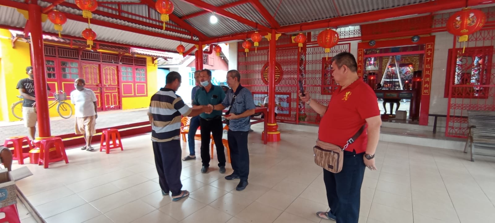 Meriahkan Imlek, Kelenteng Marga Liaw Bagi Bagi  Angpao