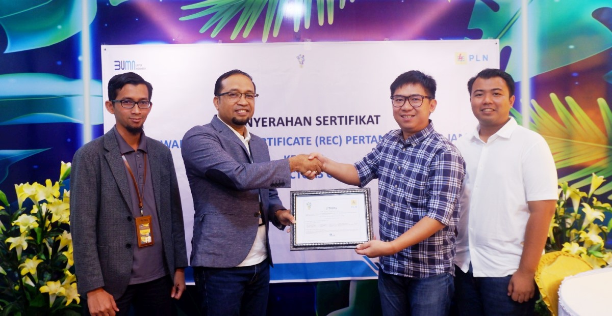 PLN UP3 Jambi Serahkan Renewable Energy Certificate (REC) Pertama kepada PT United Tractors Cabang Jambi