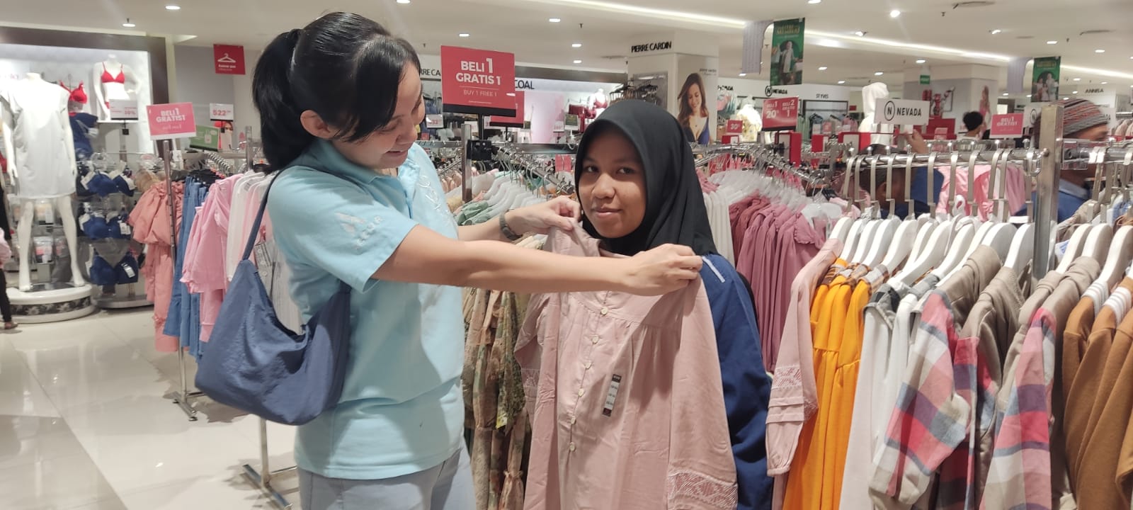 Senang Minta Ampun, Novotel Palembang Ajak Puluhan Anak Panti Belanja Baju Lebaran di Matahari 