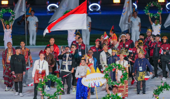 Herman Deru Bangga Lexyndo Hakim Kenakan Tanjak dan Songket di Opening SEA Games 2023 