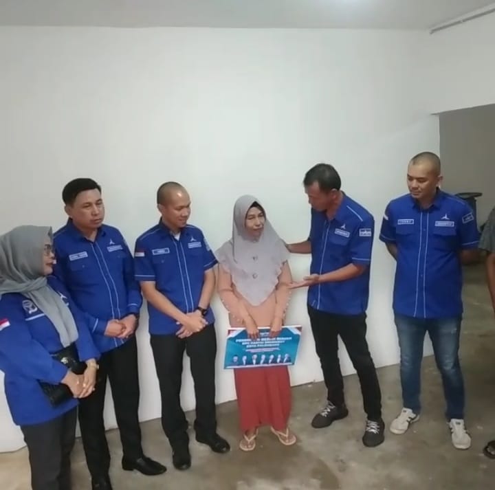 DPC Partai  Demokrat Palembang Bedah Rumah Warga Bukit Lama