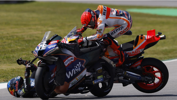 Ini Penyebab Ban Marc Marquez Terkunci Hingga Tabrak Miguel Oliveira di MotoGP Portugal