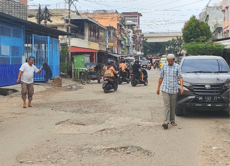 LAPOR PAK! Belakang Pasar Cinde Banyak Lubang