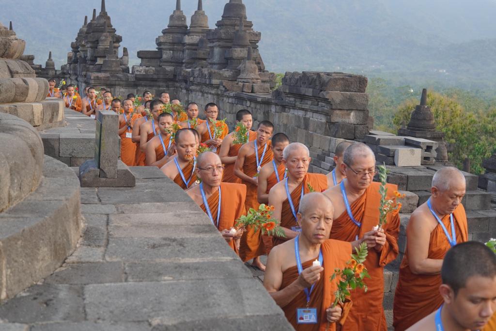 Pradaksina, Ribuan Umat Buddha Enam Negara Mengitari Borobudur
