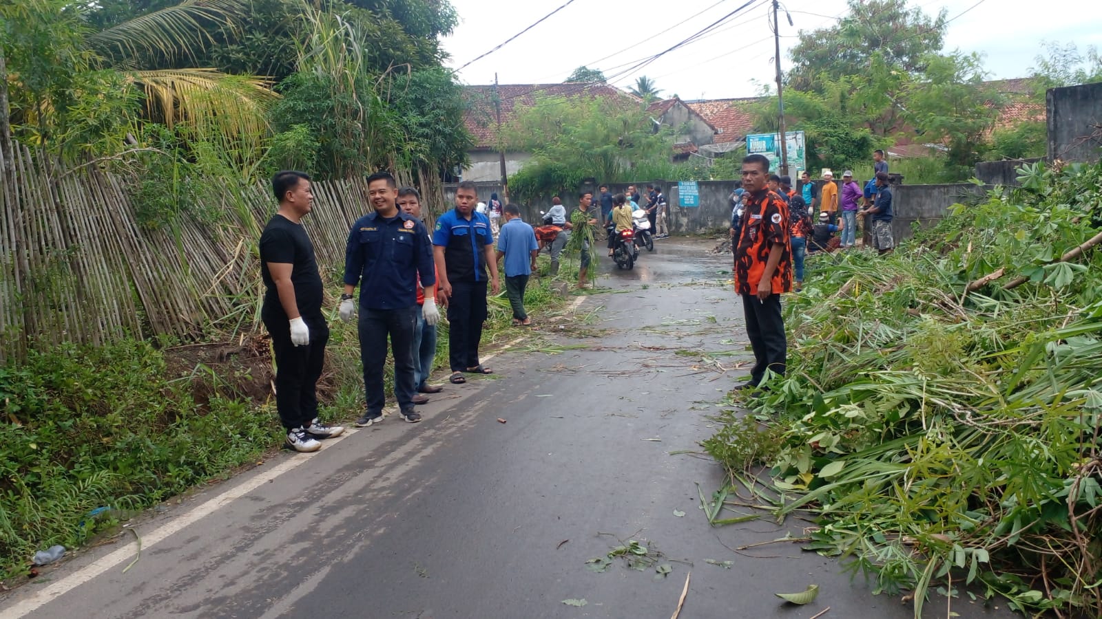 Warga Gotong Royong Bersihkan Sampah di Jalan Arimbi Taman Baka