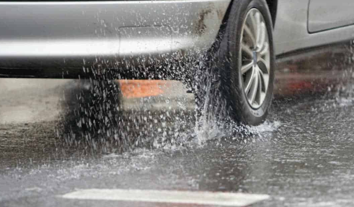 8 Tips Mencegah Aquaplaning, Masalah Berbahaya yang Sering Terjadi Saat Hujan, Pengemudi Mobil Wajib Tau