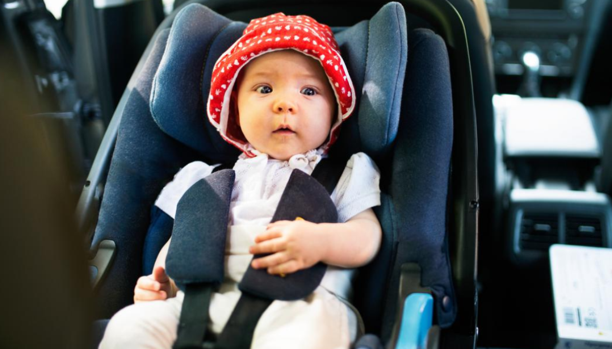 Lebih Aman Mana, Duduk di Car Seat atau Dipangku Jika Ajak Anak Naik Mobil 