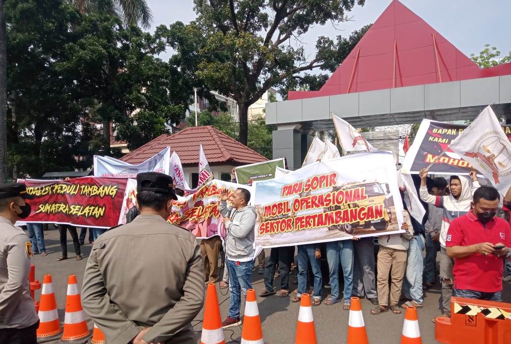 Ratusan Massa 'AMUK' Gelar Aksi di Kantor Gubernur Sumsel, Ini yang Disampaikan