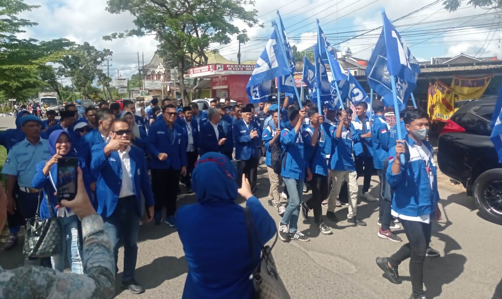 Konvoi Kendaraan Iringi Pendaftaran Bacaleg PAN ke KPU Sumsel 