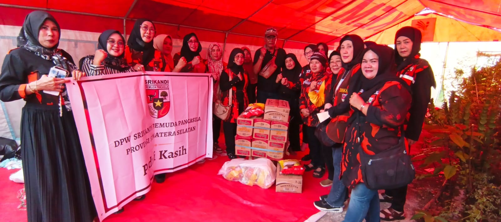 DPW Srikandi Pemuda Pancasila Sumsel Beri Bantuan Korban Kebakaran di Batu Nilam Palembang