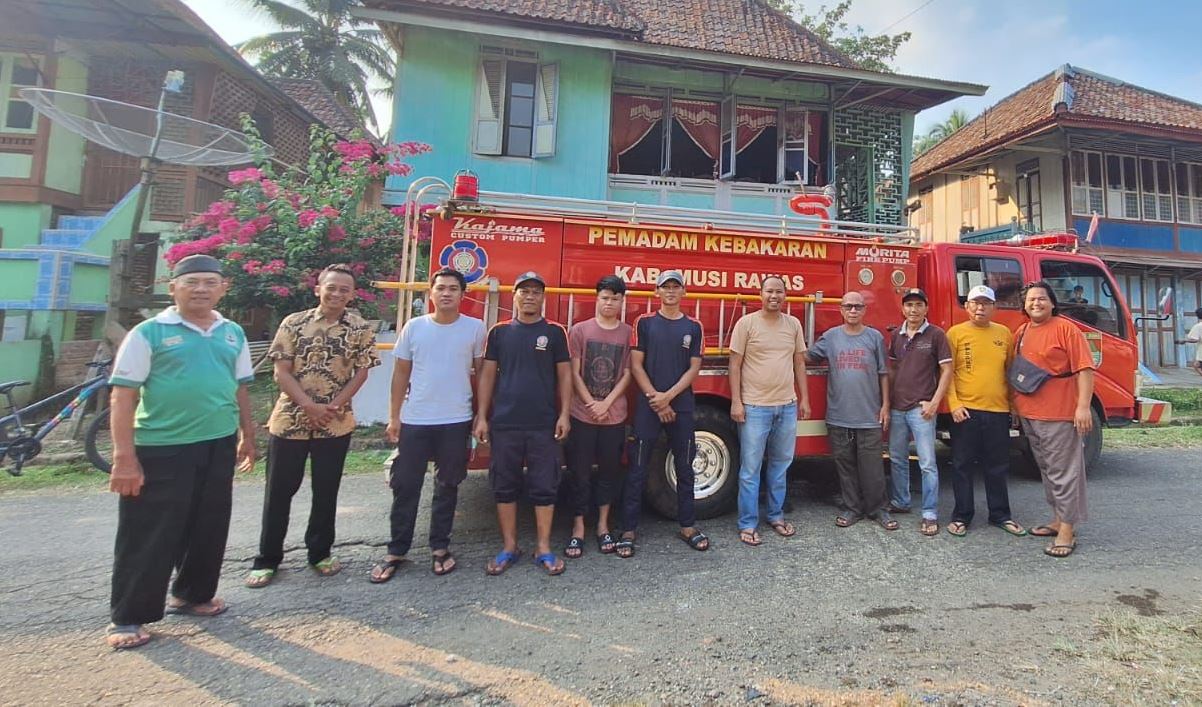 Yani Yandika Salurkan Air Bersih Untuk Warga Muara Kelingi